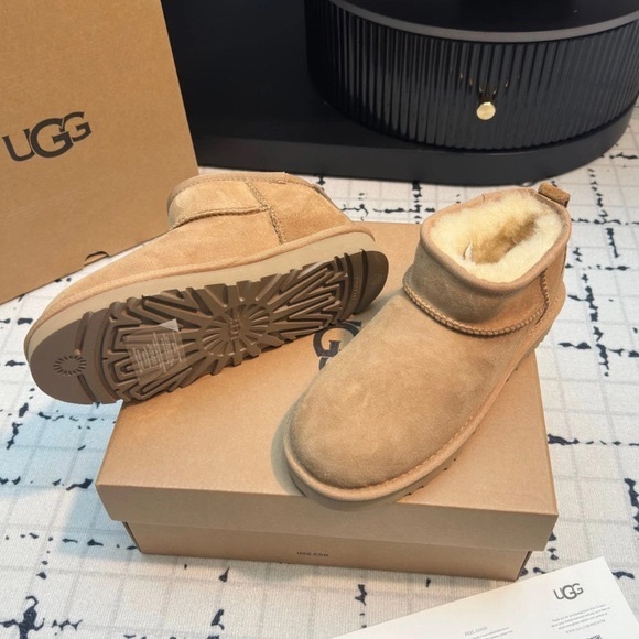 UGG Classic Ultra Mini Boots - Picture 1 of 7